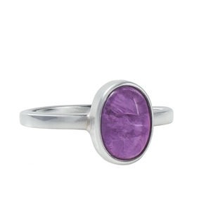 Anillo de plata 925 con piedra amatista ovalada, engarce sencillo.