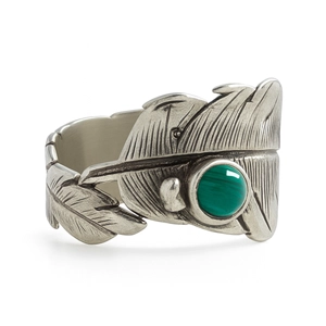 Anillo artesanal de alpaca con forma de pluma detallada y piedra malaquita verde incrustada, modelo Phina.