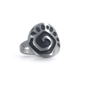 Anillo Sirkay de plata 925, diseño en espiral con grabado negro inspirado en símbolos andinos de energía vital.