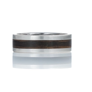 Anillo Yana de plata 925 con incrustación de madera ébano en el centro, diseño elegante y natural.