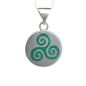 Dije Triskelion confeccionado en plata 925 con incrustación de piedra turquesa, símbolo celta de movimiento eterno y protección.
