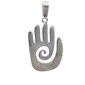 Dije en plata 925 con diseño de mano y espiral inspirado en culturas andinas, símbolo de protección y sanación.