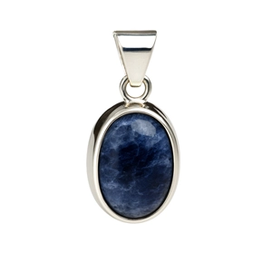 Dije Pachá confeccionado en alpaca con engarce a bisel que sostiene una piedra sodalita ovalada en tono azul intenso