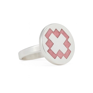 Anillo Chakana de plata 925 con incrustación de rodocrosita, símbolo andino visto en perspectiva lateral