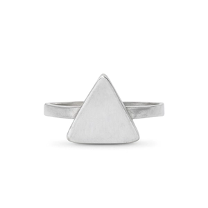 Anillo de plata 925 con frente en forma de triángulo, diseño minimalista y moderno.