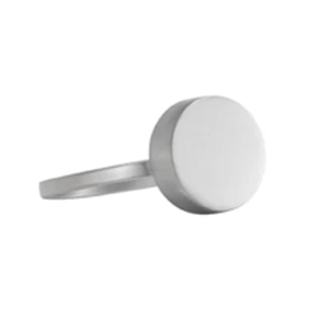 Anillo de plata 925 con frente circular liso, diseño minimalista y elegante.